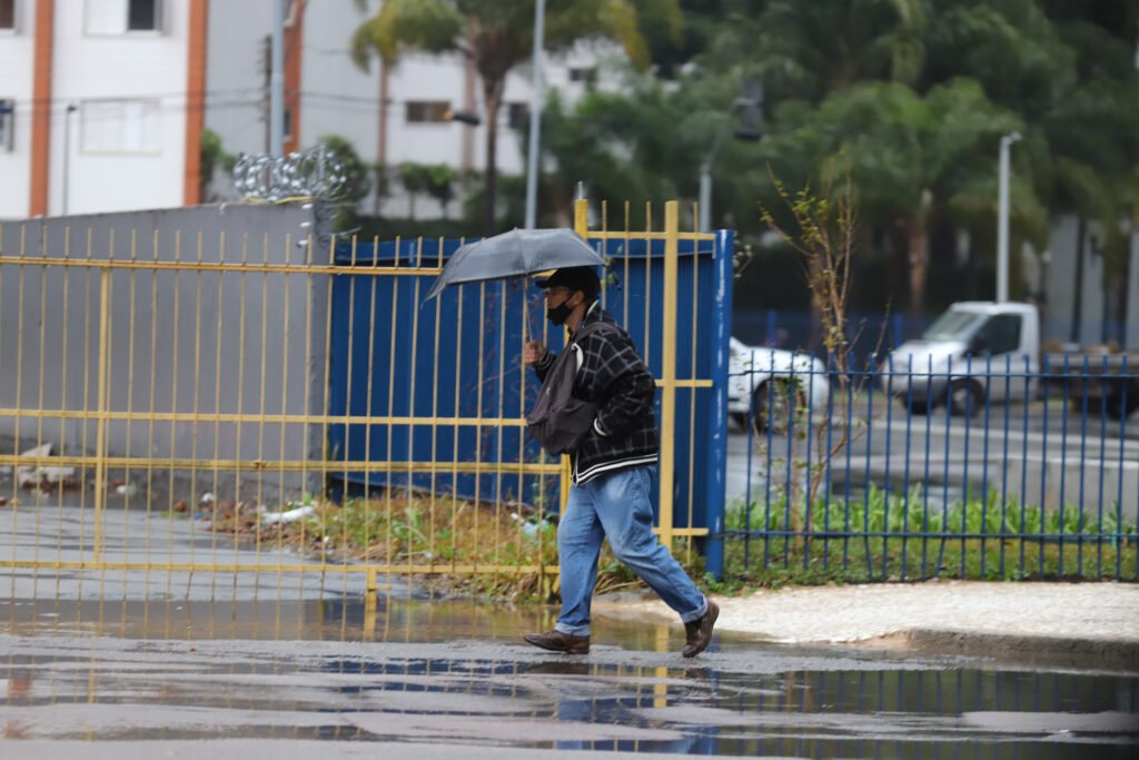 Previsão do tempo: frente fria traz mais chuva e derruba temperaturas no Paraná