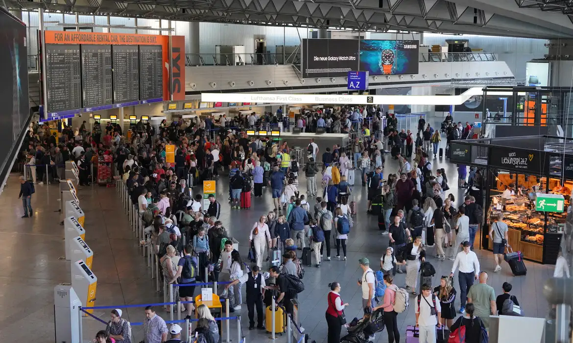Aeroportos da União Europeia alertam para filas de mais de 2 horas na imigração durante a Páscoa