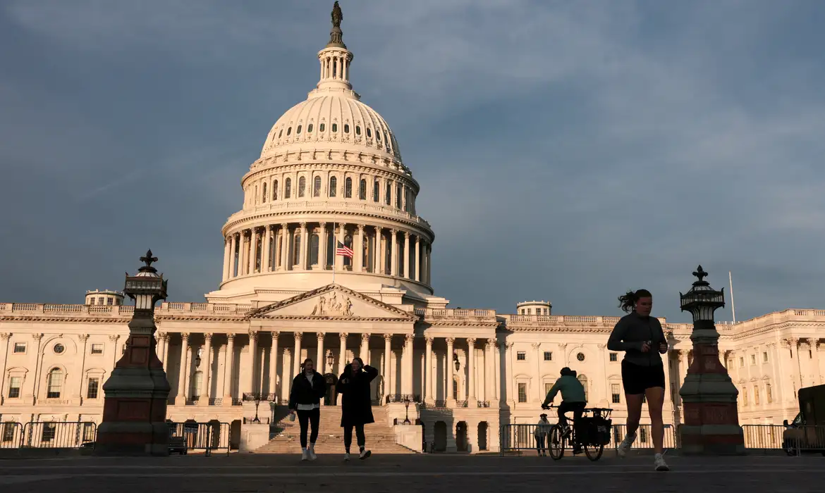 Relógio contra Trump: prazo para guerra sem aval do Congresso expira em 1º de maio em meio a ameaça de bloqueio global