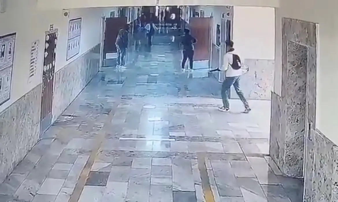 Tragédia no Sudeste da Turquia: ataque a tiros em escola profissional deixa 16 feridos e mobiliza governo