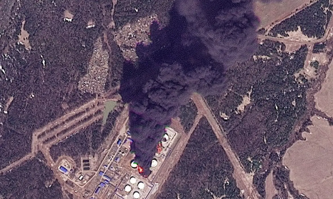 Ataque ucraniano gera incêndios e paralisa refinaria de petróleo em Perm