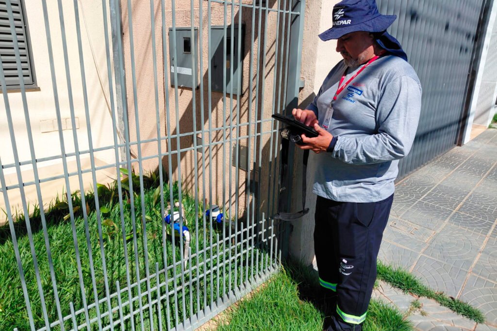 Pagamento no portão: Sanepar leva serviço com maquininha de cartão ao Noroeste para evitar corte de água