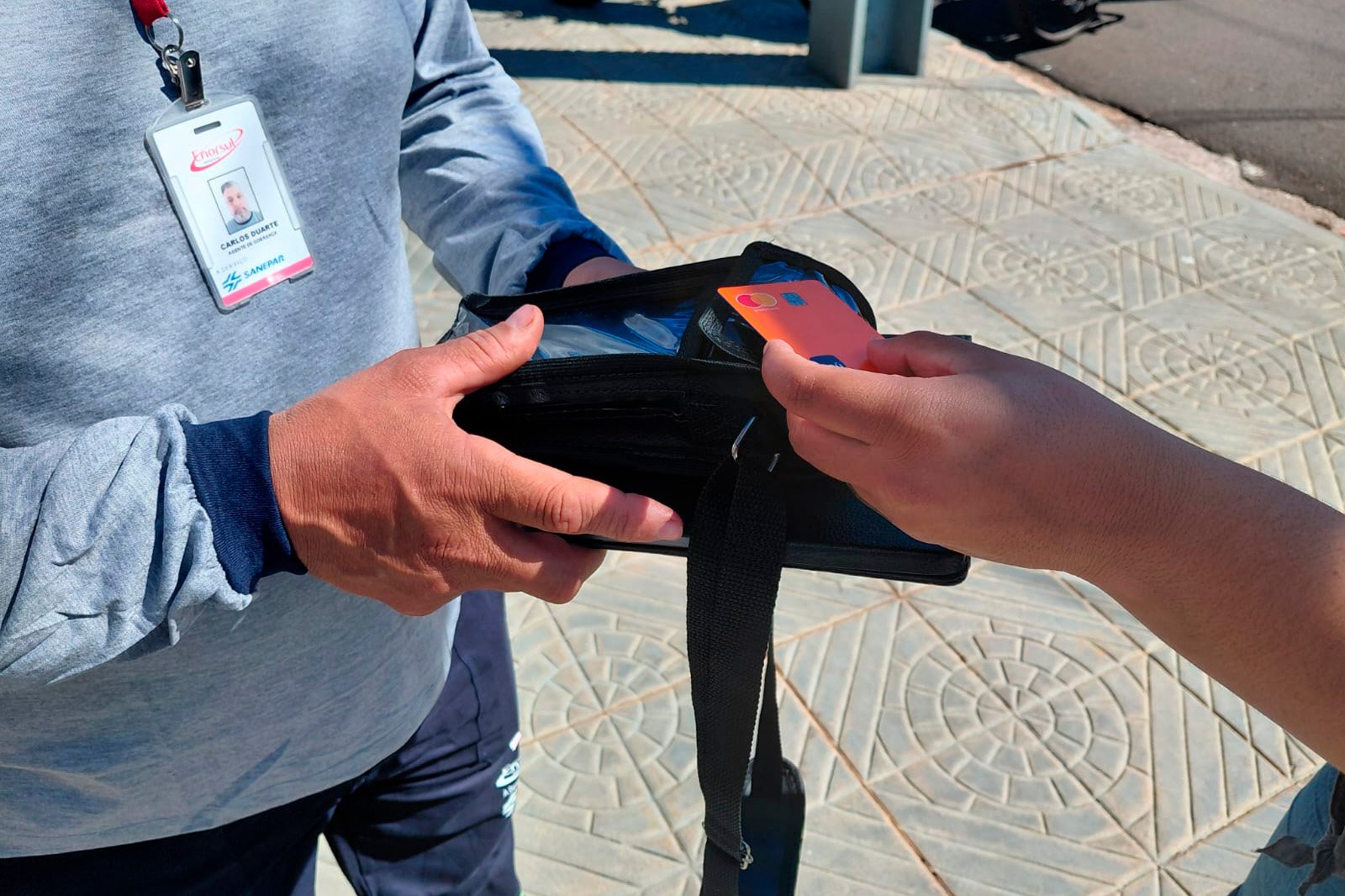 Pagamento no portão: Sanepar leva serviço com maquininha de cartão ao Noroeste para evitar corte de água