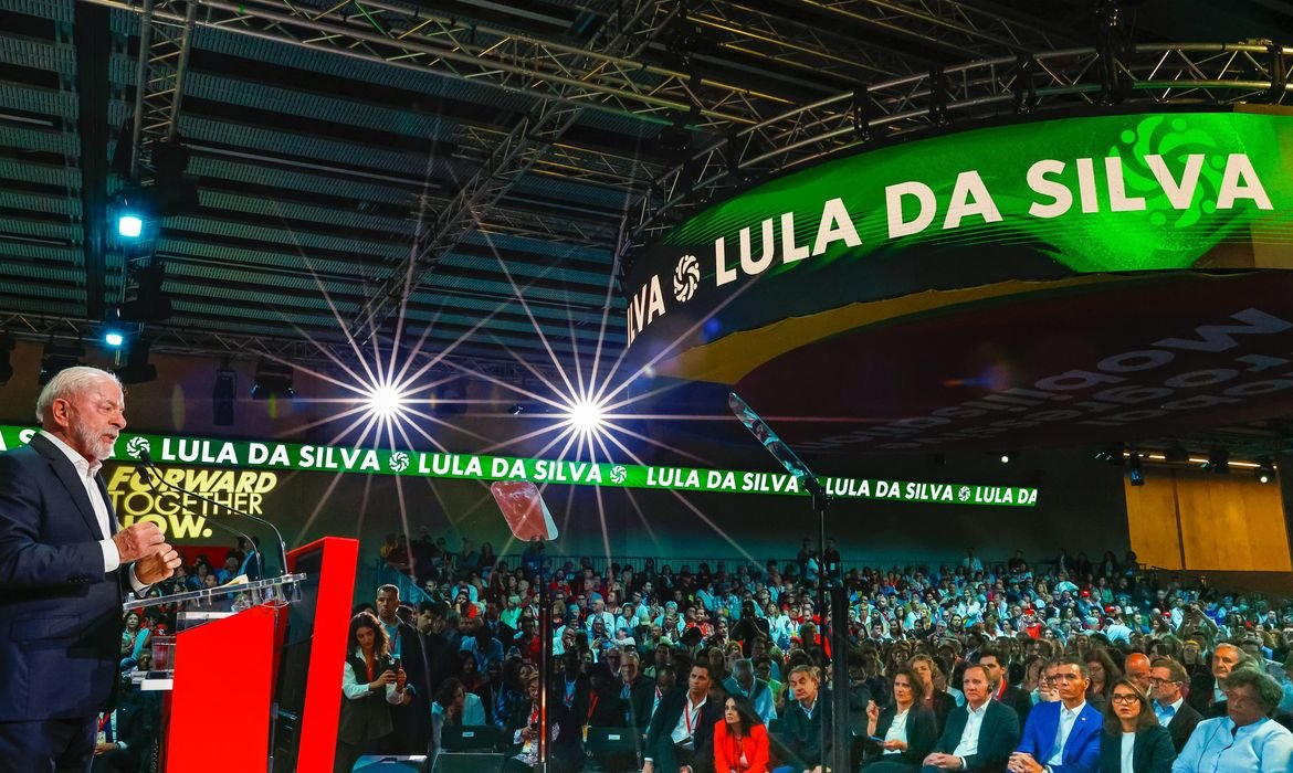 Lula discursa para 5 mil pessoas em Barcelona, ataca bilionários e defende o fim da jornada 6x1