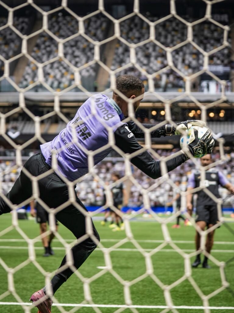 Athletico reage tarde, é punido em contra-ataques e perde para o Galo fora de casa