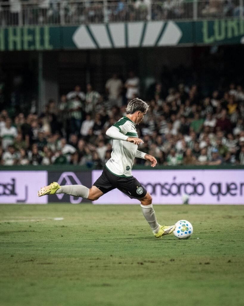 Tropeço duplo no Brasileirão: Athletico é goleado na Bahia e Coritiba arranca empate no Couto