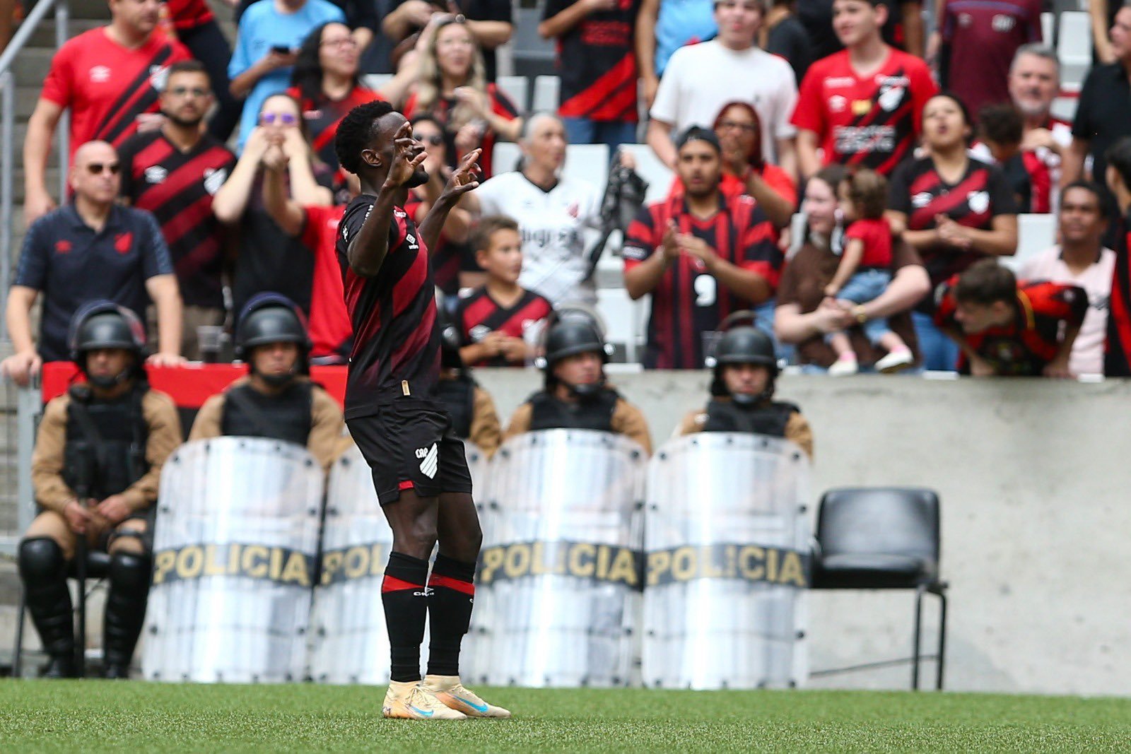 Sotaque colombiano: Mendoza e Viveros marcam e Athletico vence a Chapecoense na Baixada