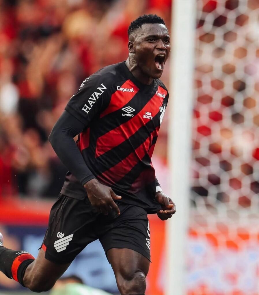 Sotaque colombiano: Mendoza e Viveros marcam e Athletico vence a Chapecoense na Baixada