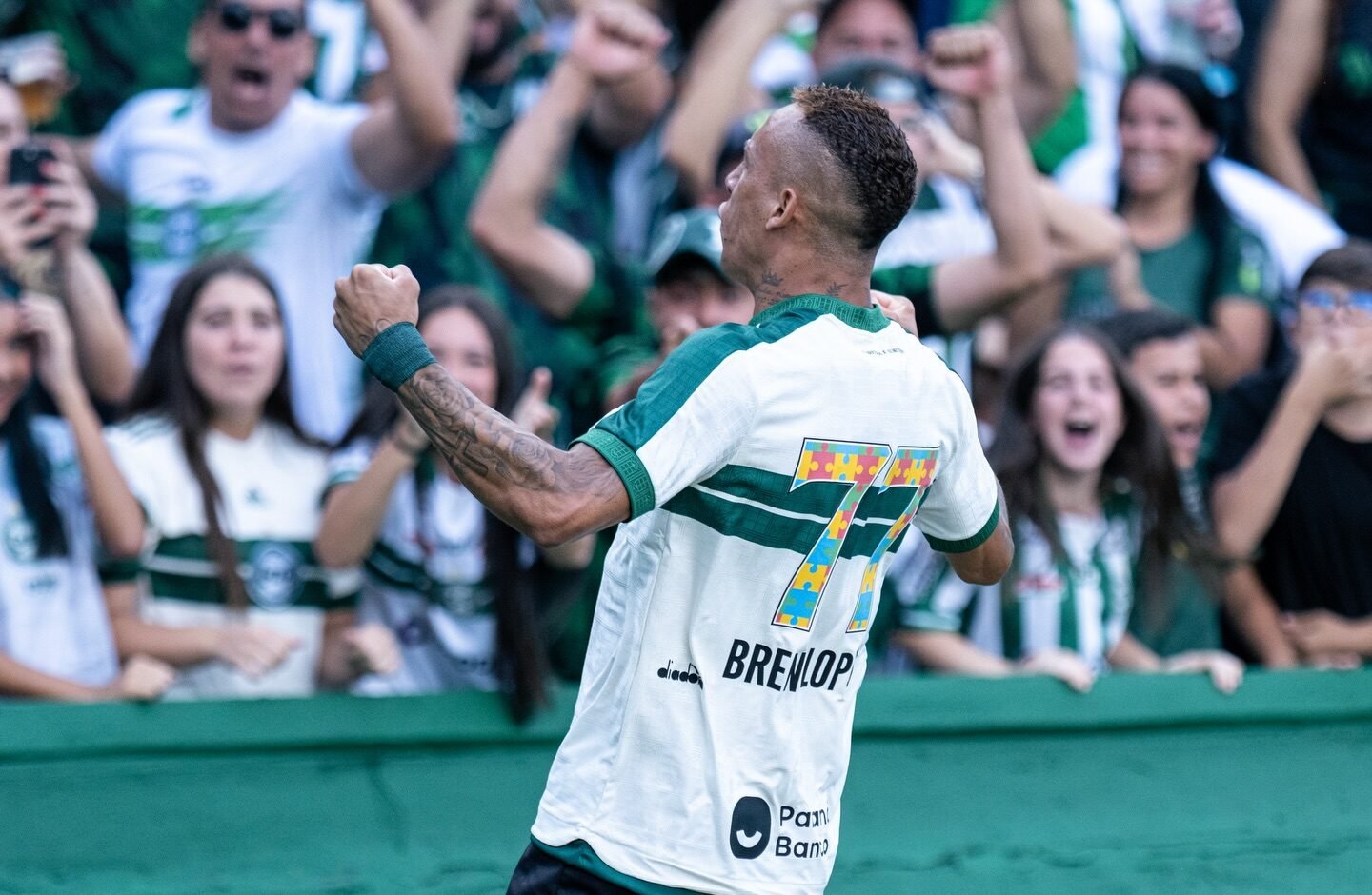 Coritiba 2x0 Atlético-MG: Coxa se impõe no Couto Pereira e cola no pelotão de frente do Brasileirão