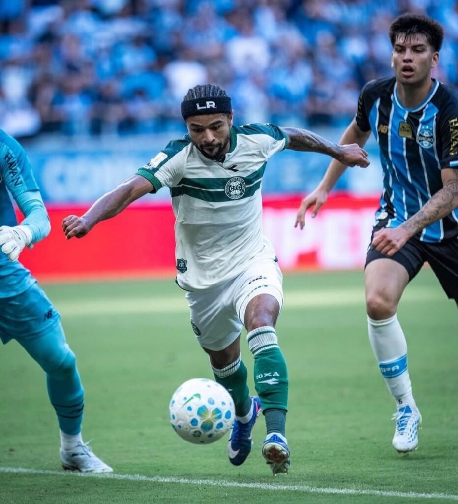 Com duas expulsões, Coritiba tem estratégia comprometida e sofre revés contra o Grêmio fora de casa