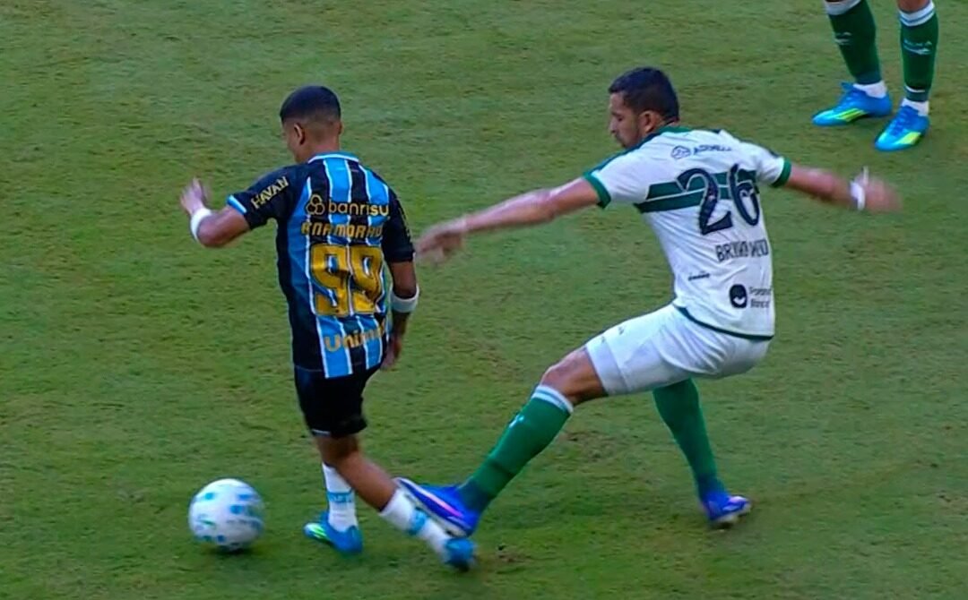 Com duas expulsões, Coritiba tem estratégia comprometida e sofre revés contra o Grêmio fora de casa