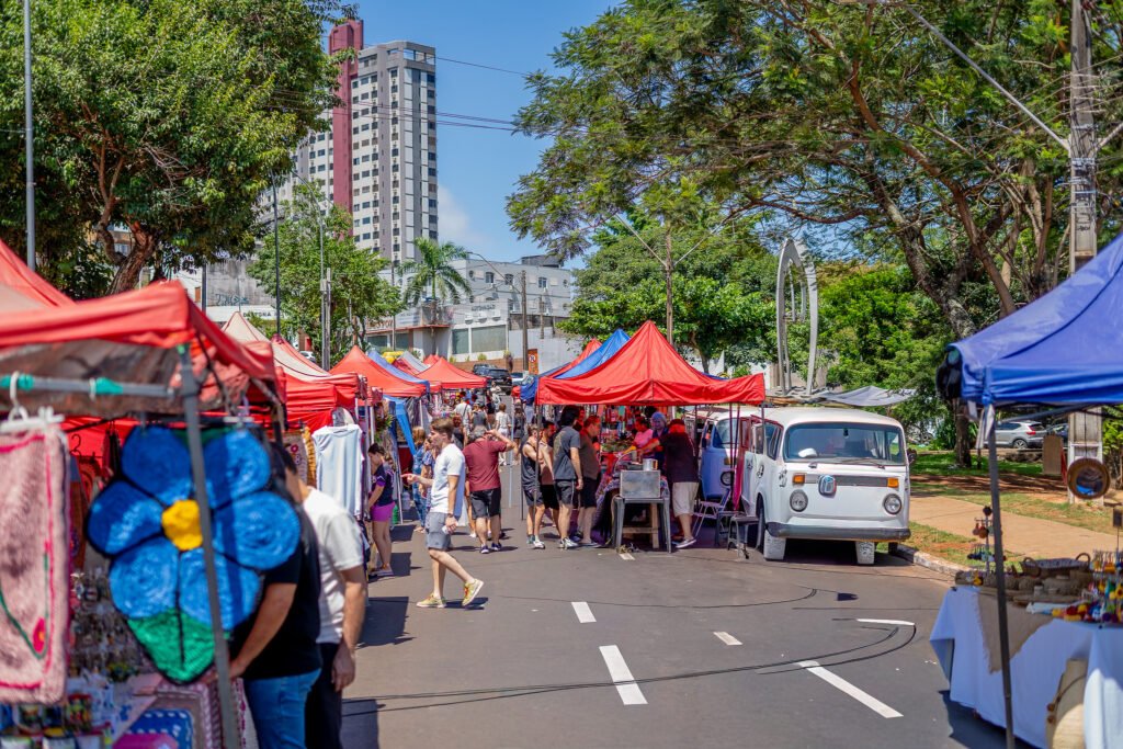 Feirinha da JK, em Foz do Iguaçu, terá edição de Páscoa com feira noturna e atrações em família