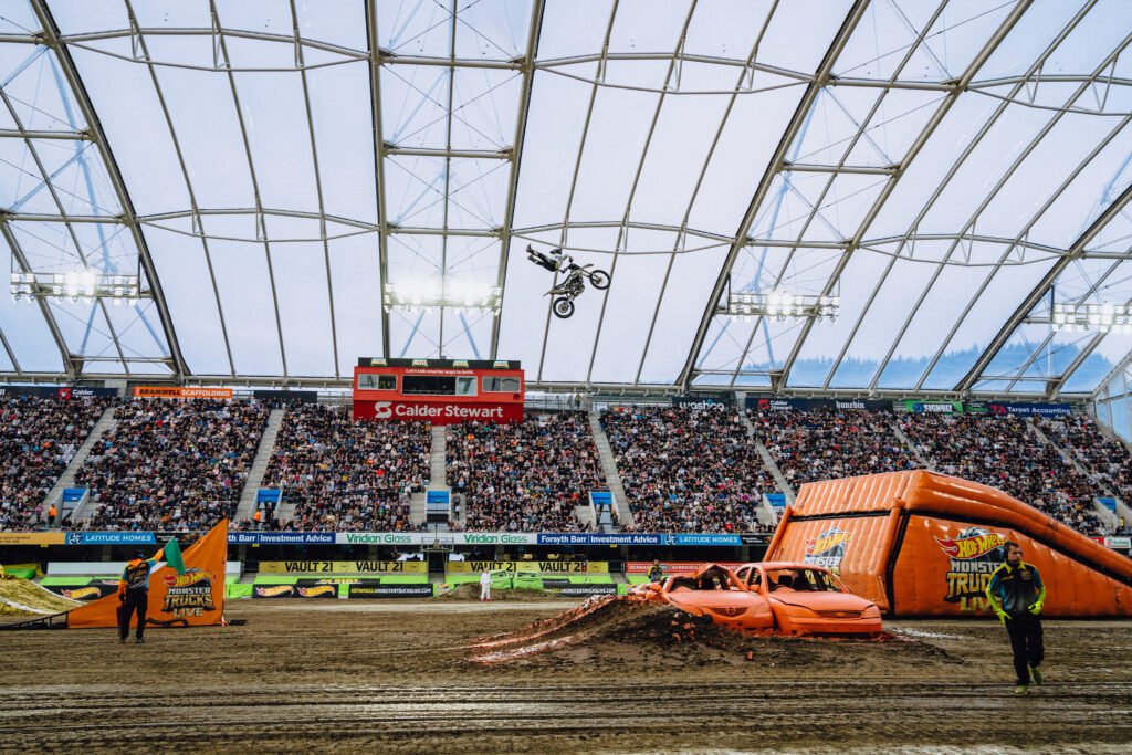 Monster Trucks em Curitiba: Hot Wheels traz caminhões gigantes e motocross para espetáculo inédito em Curitiba