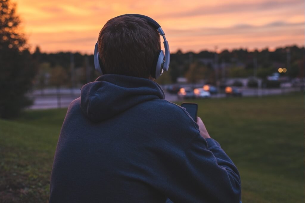 Nova rádio no ar: Kiss FM 93.3 inicia transmissões dedicadas ao rock para Curitiba e região