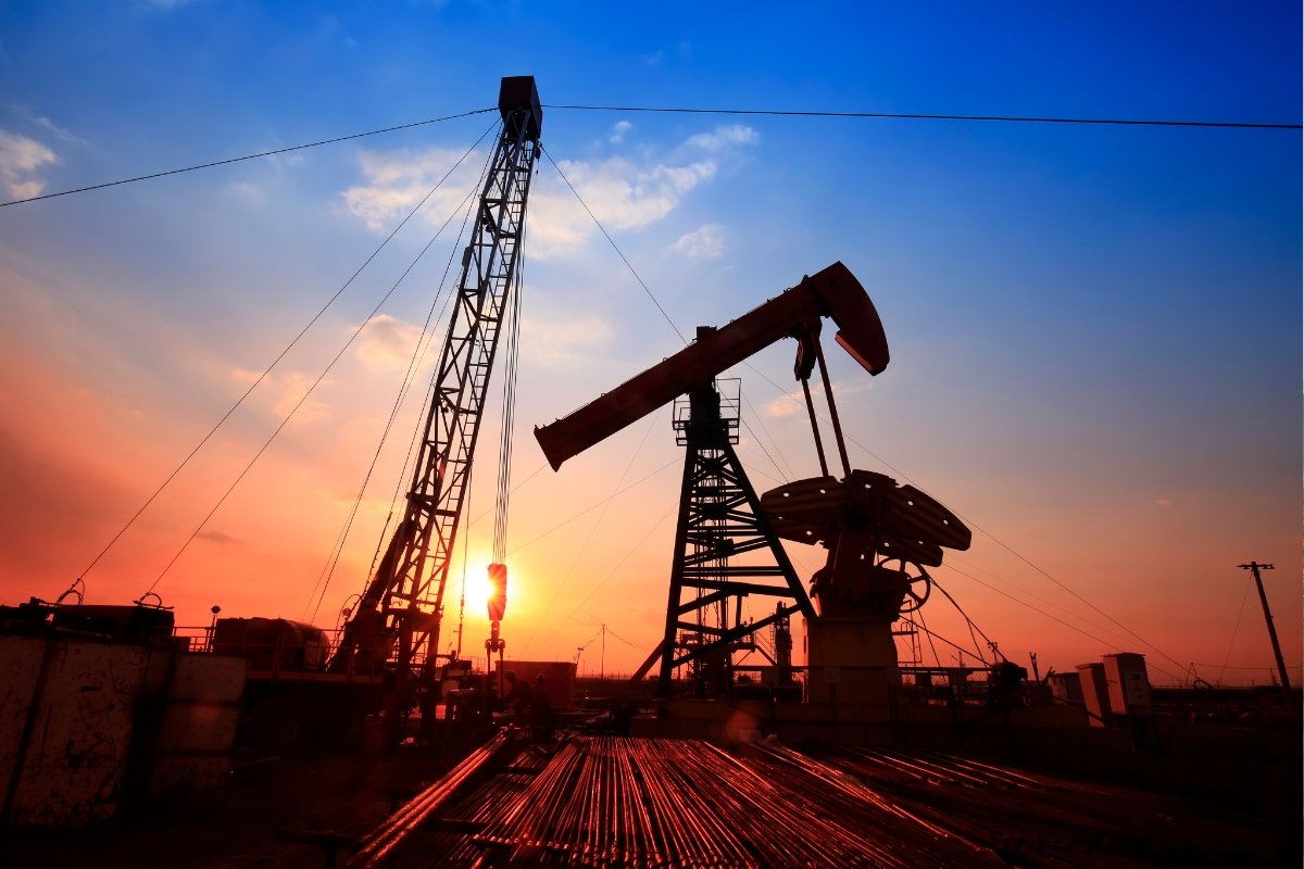 Petróleo dispara para US$ 111 o barril após pronunciamento agressivo de Donald Trump sobre ataques no Irã