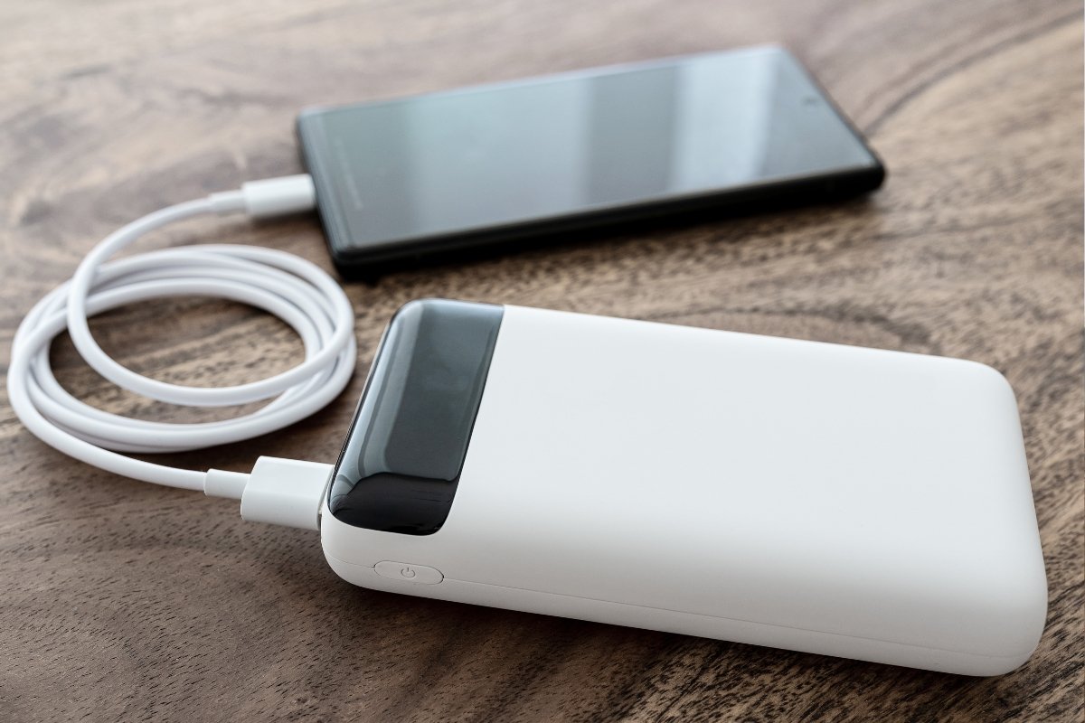 Anac restringe transporte e uso de power banks em aviões após explosões; confira as novas regras