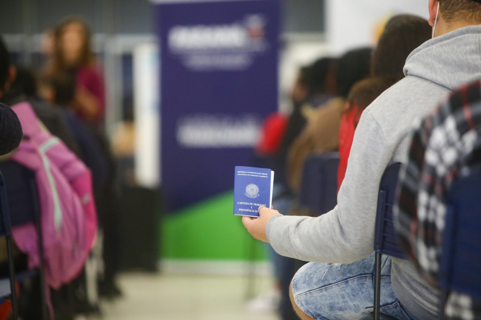 De operador de caixa a psicólogo: Cascavel e RMC lideram a oferta de vagas de emprego no Estado; saiba como concorrer