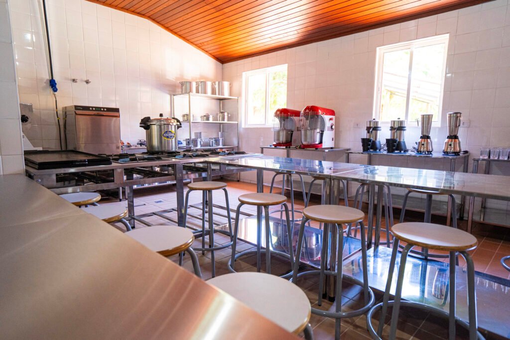 Escola do Mar abre as portas na Ilha das Cobras com cursos práticos de turismo e gastronomia sustentável