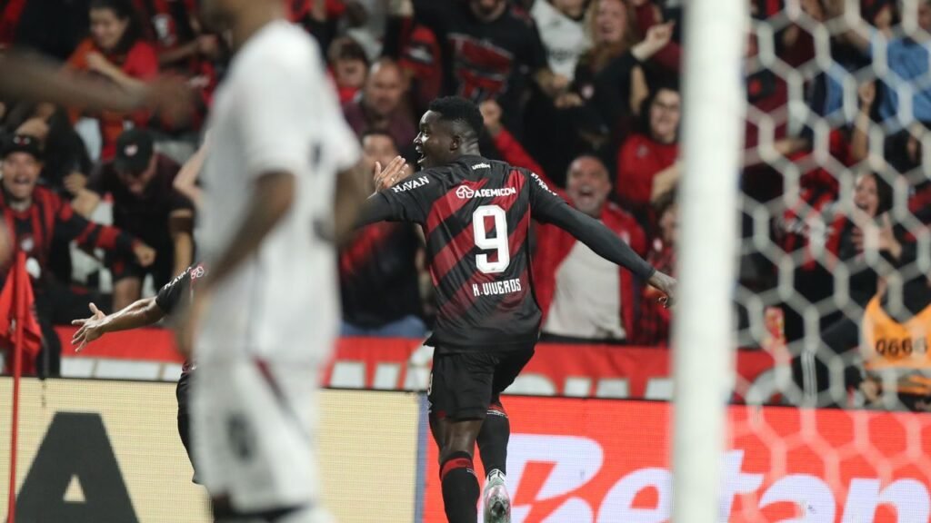 Furacão avassalador: com brilho de Viveros, Athletico vira sobre o Vitória nos acréscimos na Ligga Arena