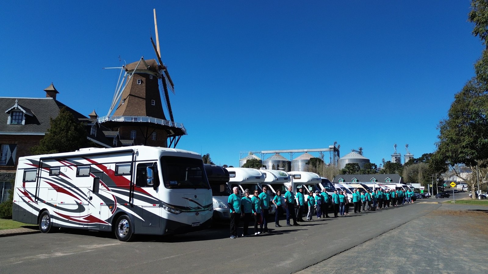 Caravana de motorhomes começa expedição para visitar 80 cidades do Paraná até dezembro