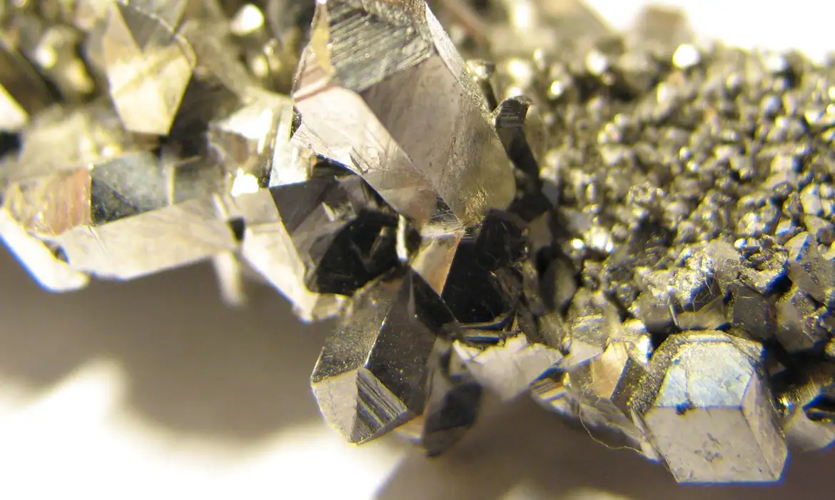 De veículos elétricos a defesa: entenda por que os EUA compraram mineradora de terras raras no Brasil