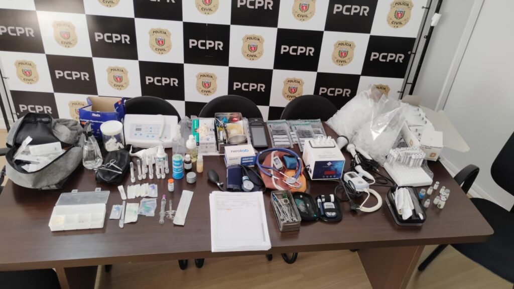 Falso biomédico que causou a morte de idosa em 2025 é preso por continuar fazendo cirurgias ilegais