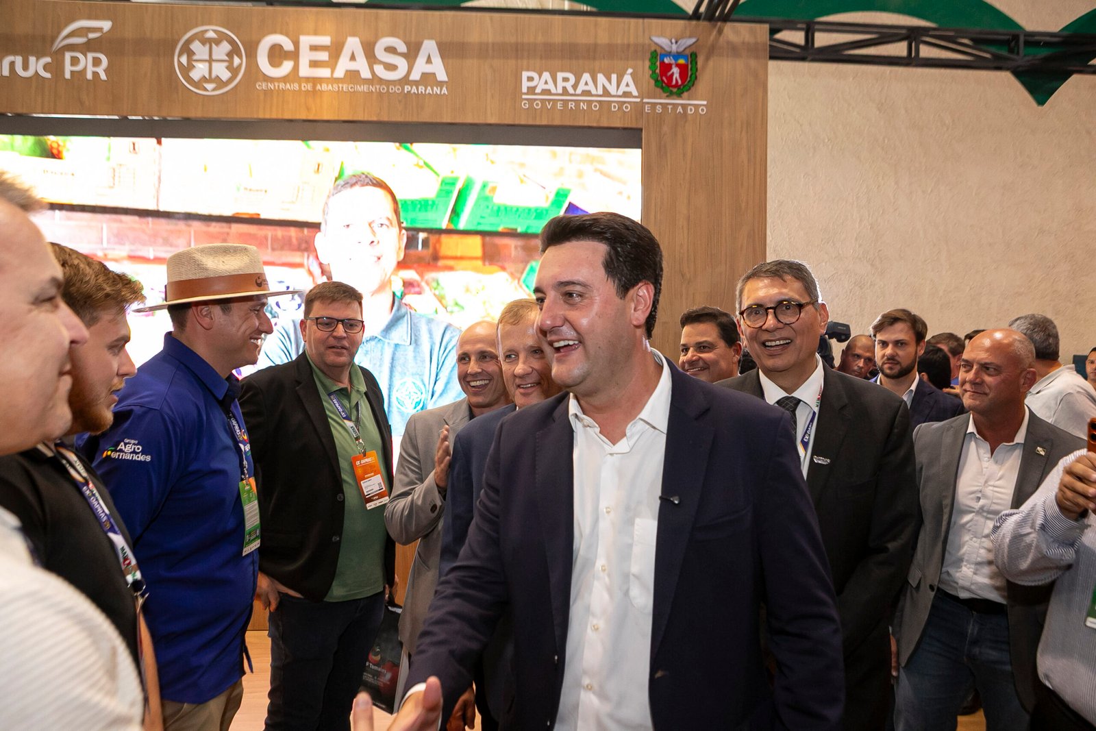 ExpoApras 2026: Governador e Vice prestigiam feira de supermercados em Pinhais