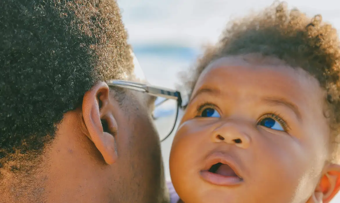 Nova licença-paternidade é sancionada no Brasil; veja como vai funcionar a ampliação para 20 dias