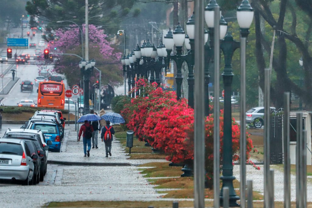 Frio e chuva no Paraná: saiba como fica o tempo no feriado e no fim de semana