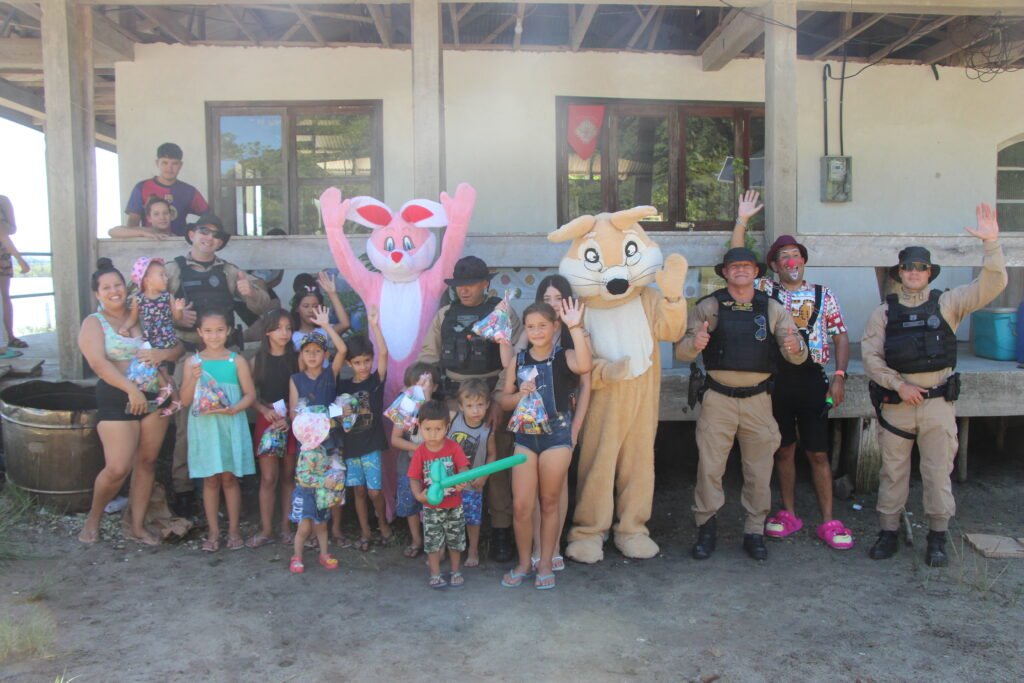 Policiamento e solidariedade: PMPR entrega doces de Páscoa em ilhas isoladas do Litoral