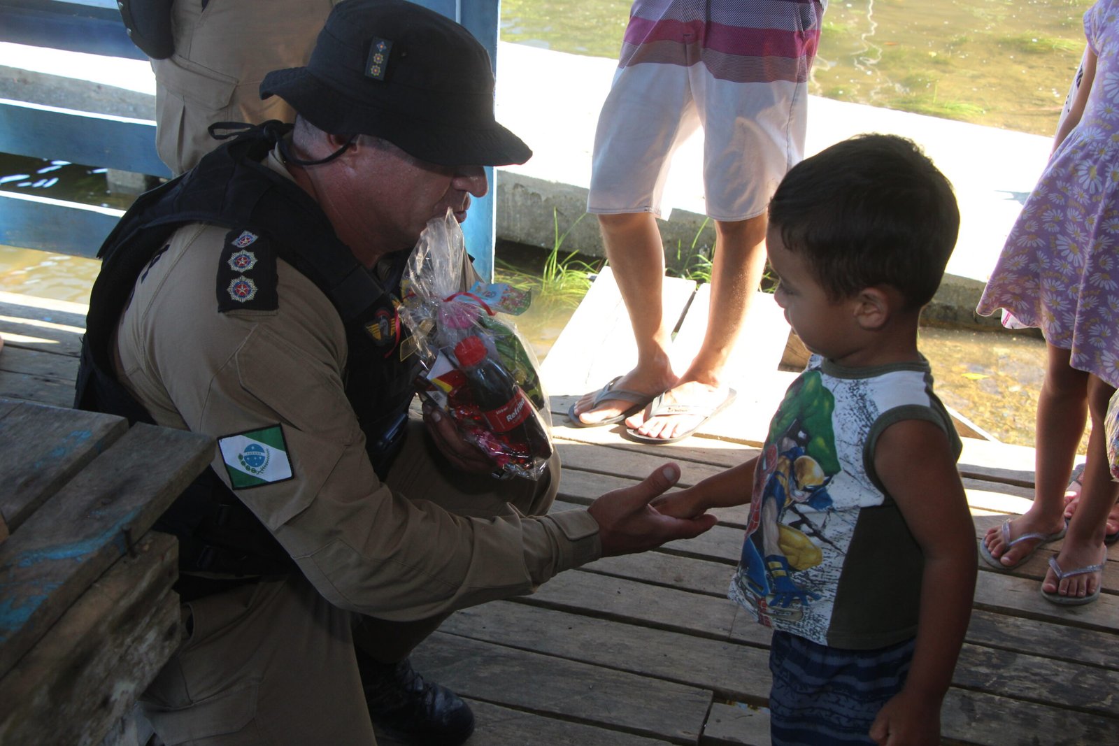 Policiamento e solidariedade: PMPR entrega doces de Páscoa em ilhas isoladas do Litoral