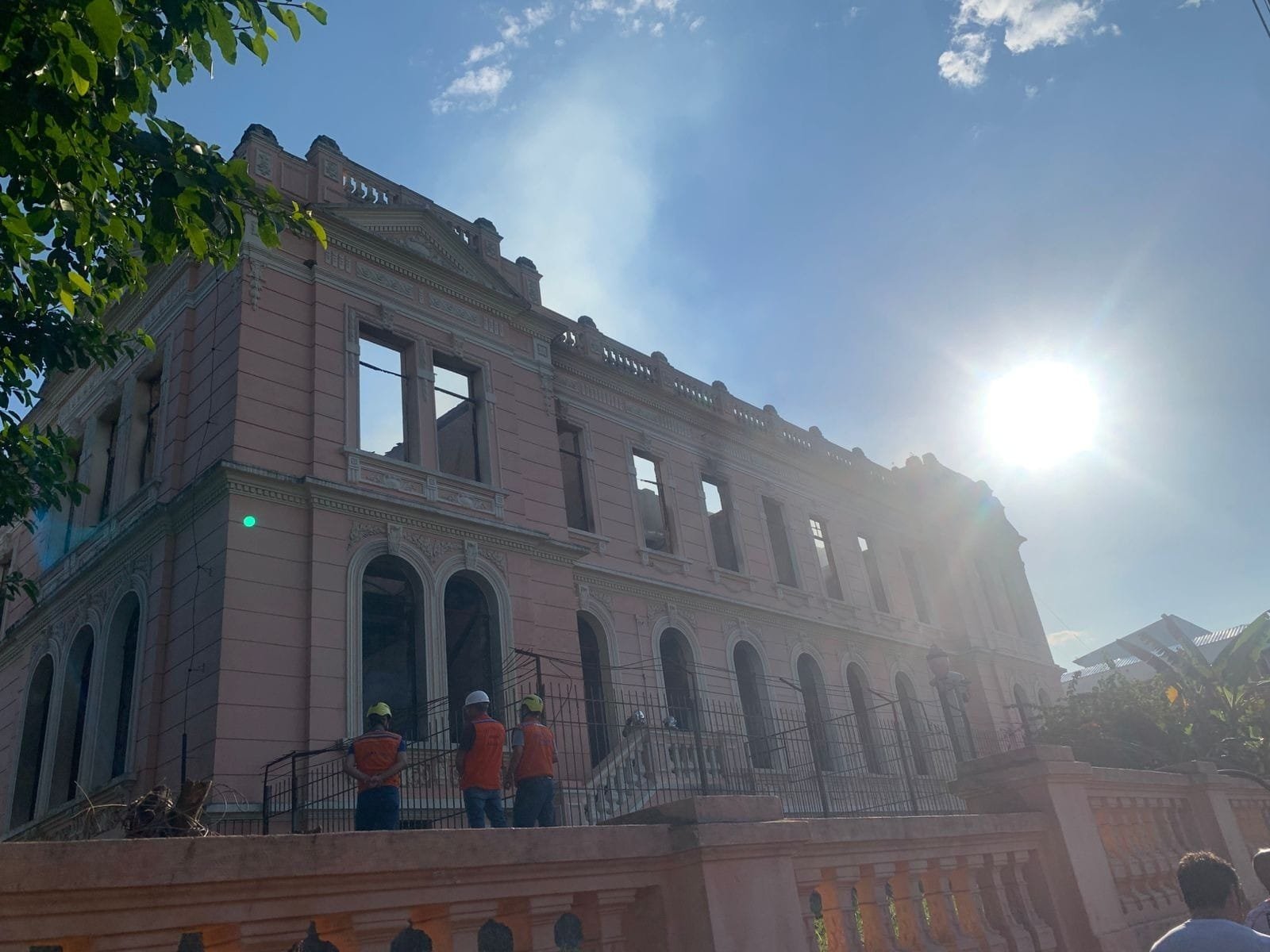 Após incêndio em escola histórica de Paranaguá, força-tarefa planeja realocação de 1.600 alunos e restauro