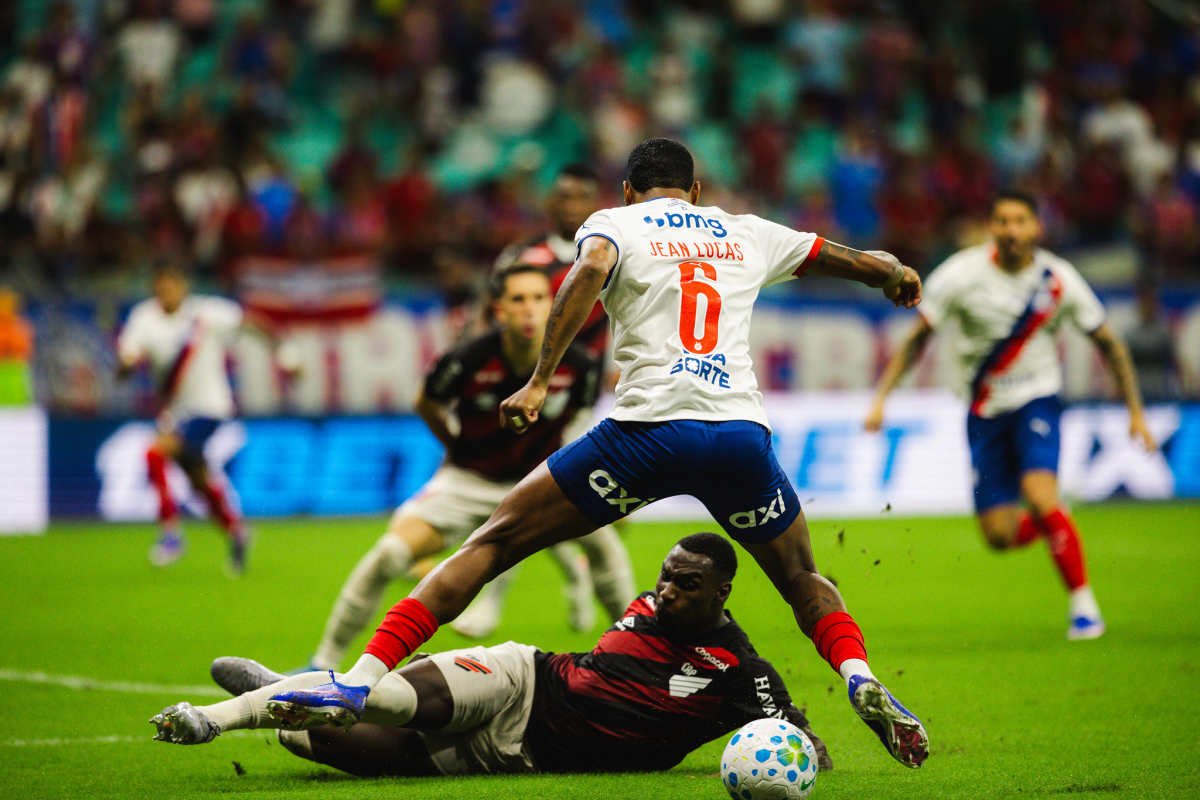 Tropeço duplo no Brasileirão: Athletico é goleado na Bahia e Coritiba arranca empate no Couto