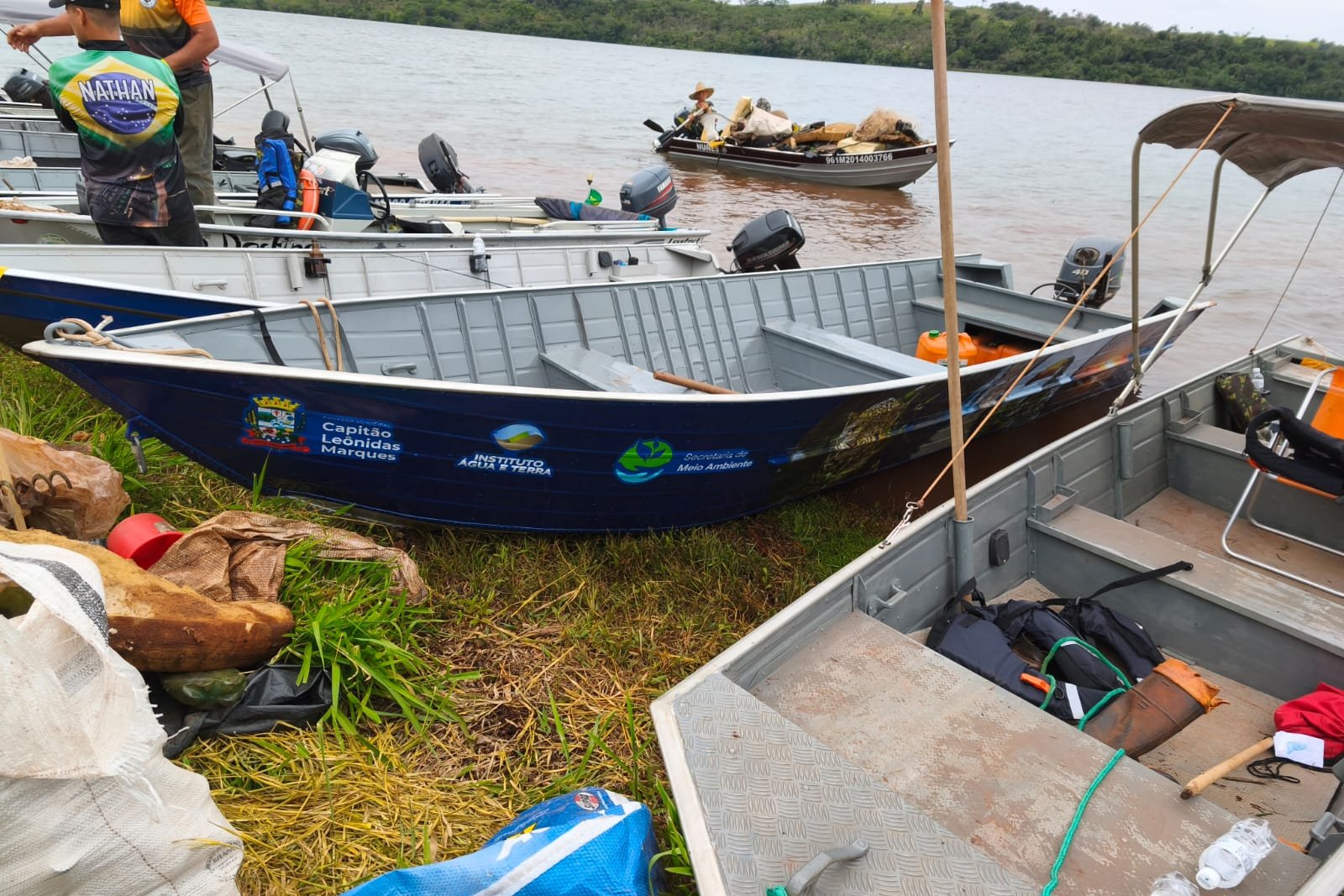 Força-tarefa retira 13,6 toneladas de lixo do lago do Baixo Iguaçu no Oeste do Estado