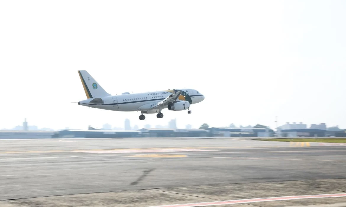 Rota dupla: Governo envia PL da escala 6x1 ao Congresso e Lula embarca com 15 ministros para a Europa