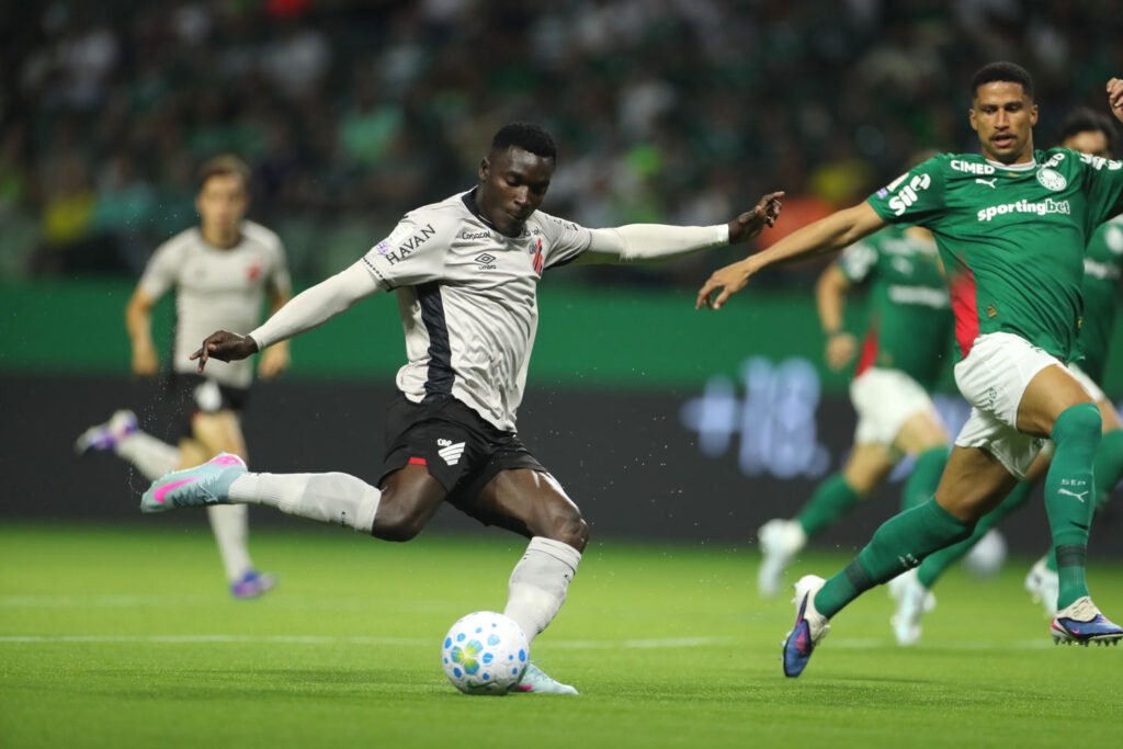 Athletico joga com um a mais, mas esbarra na defesa do Palmeiras e perde no Allianz Parque