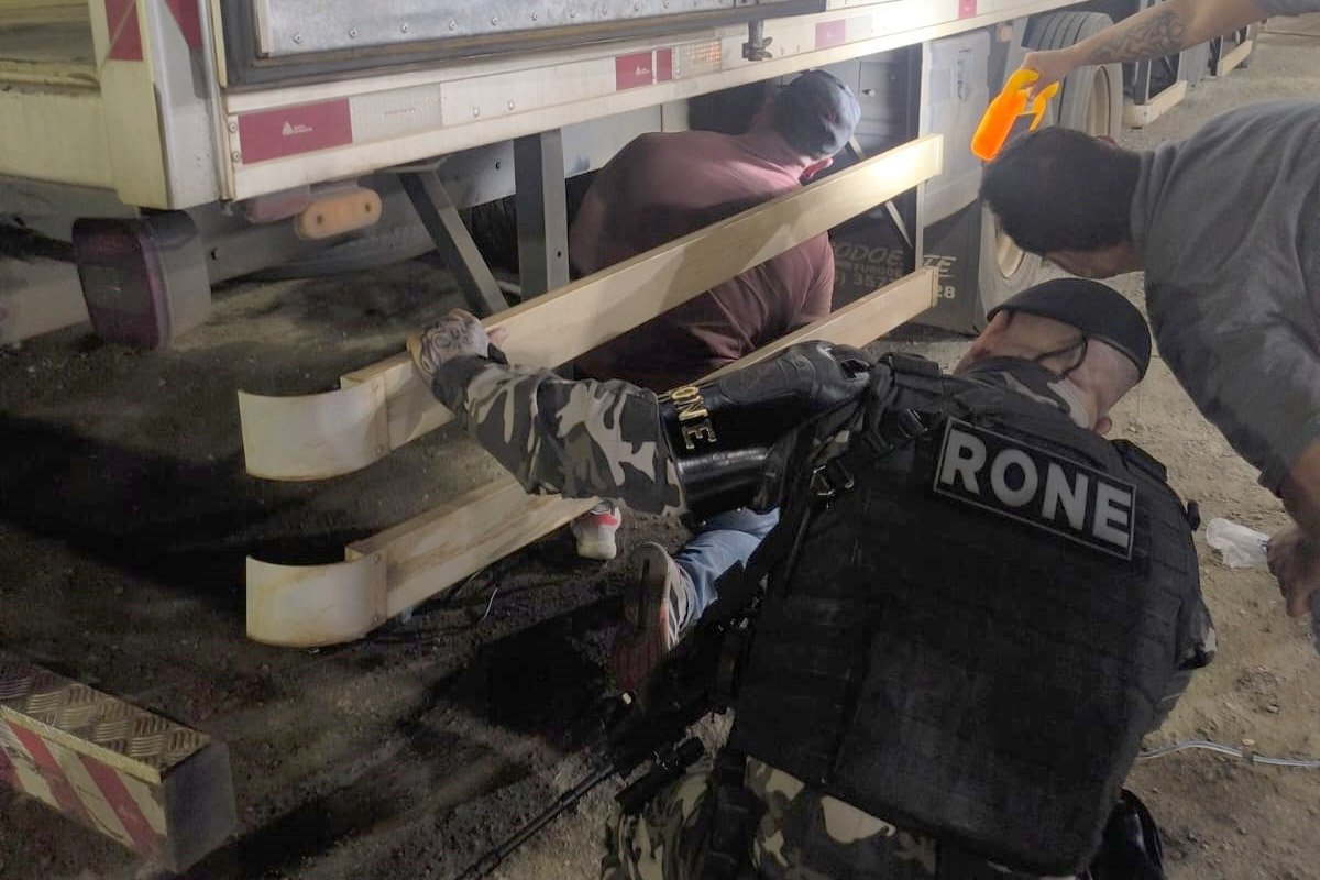 Carga milionária: PMPR apreende 40 mil cigarros eletrônicos em fundo falso de caminhão na RMC