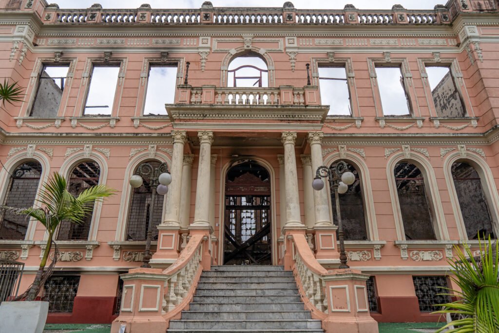 Após incêndio histórico, 1,2 mil alunos do Instituto de Educação de Paranaguá retomam aulas em novo prédio