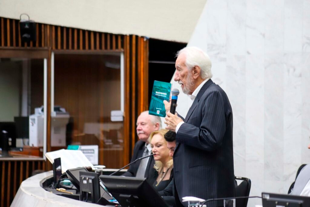 De 1960 aos dias atuais: livro revela bastidores da política paranaense e promove encontro histórico na Alep
