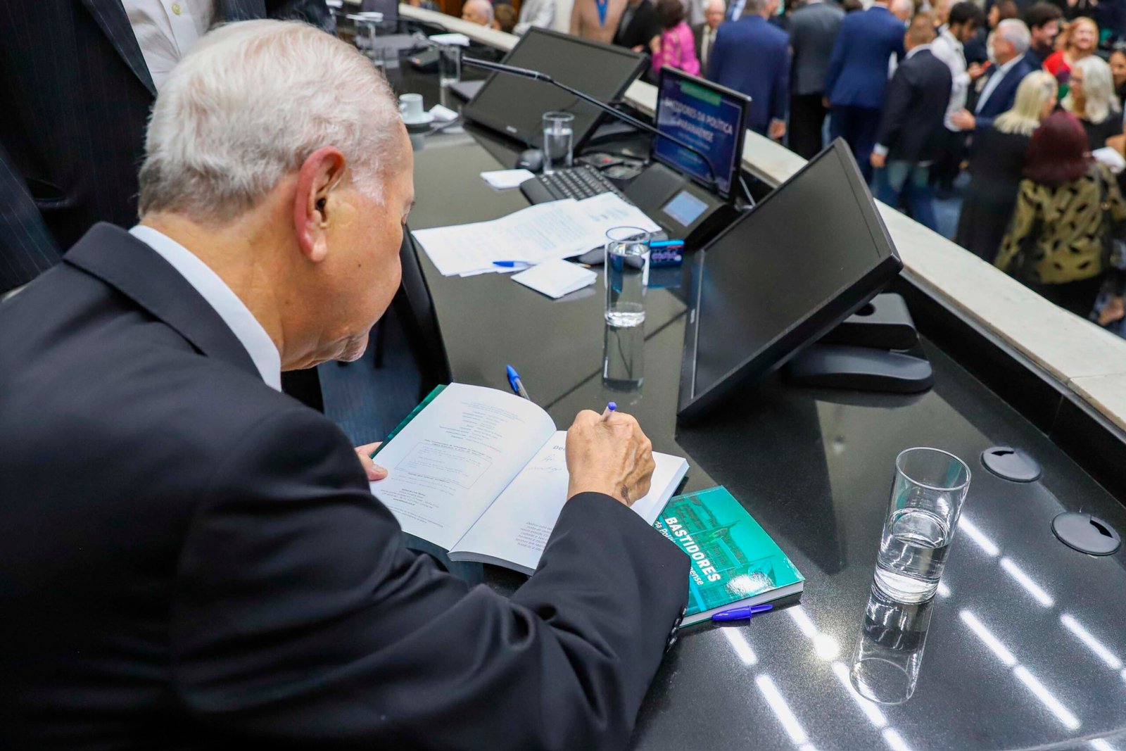 De 1960 aos dias atuais: livro revela bastidores da política paranaense e promove encontro histórico na Alep