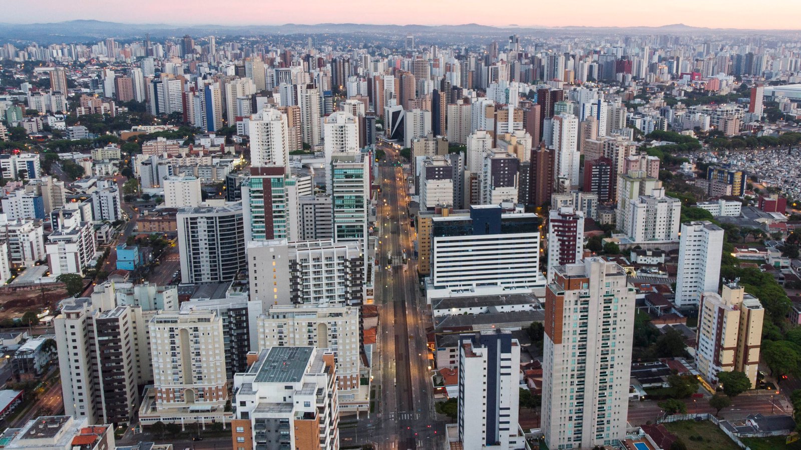 Regras de proteção de voo reduzem limite de altura para novos prédios em Curitiba