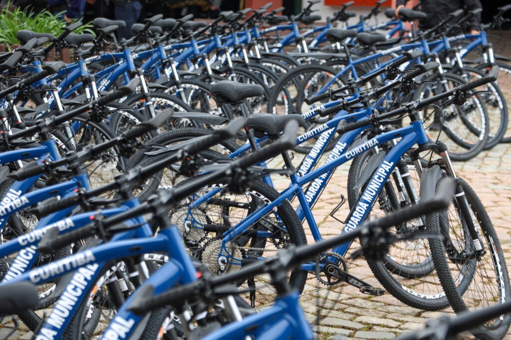 Curitiba distribui 10 mil itens de segurança gratuitos para ciclistas no Maio Amarelo
