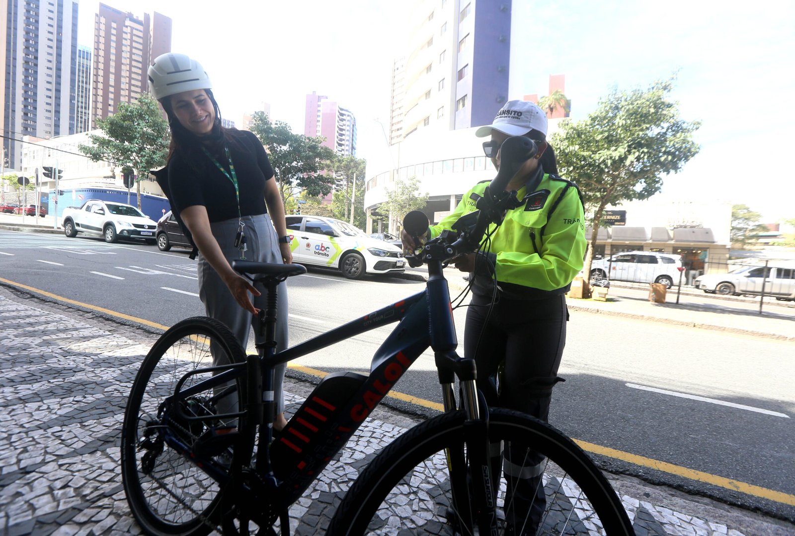 Curitiba distribui 10 mil itens de segurança gratuitos para ciclistas no Maio Amarelo