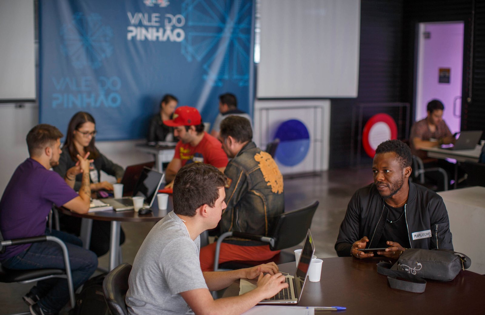 Empreendedores migrantes em Curitiba podem receber R$ 1.500 e consultoria gratuita para abrir negócio
