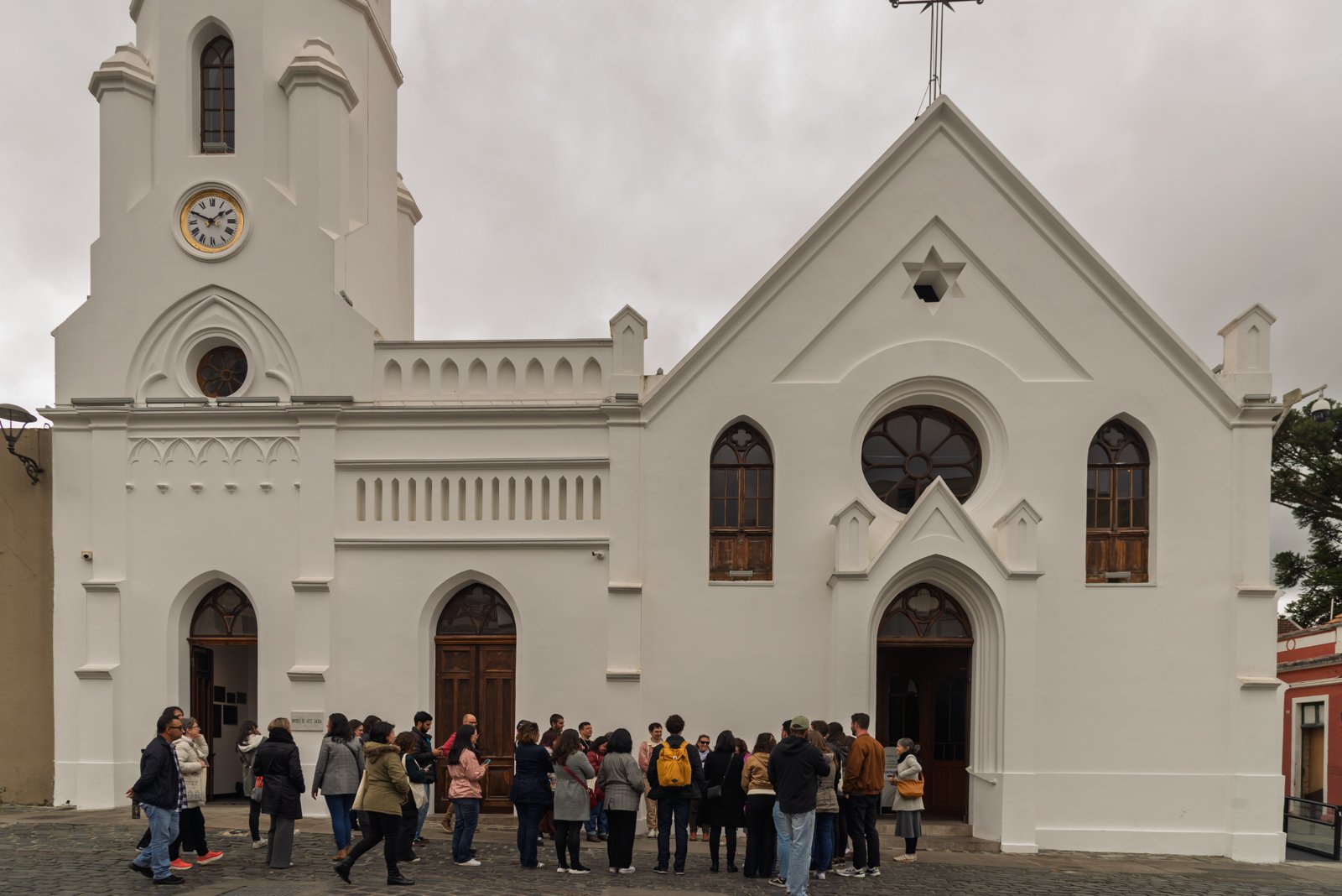 Caminhadas gratuitas unem história viva e arte urbana pelas ruas de Curitiba