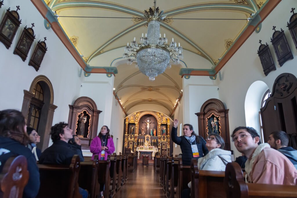 Caminhadas gratuitas unem história viva e arte urbana pelas ruas de Curitiba
