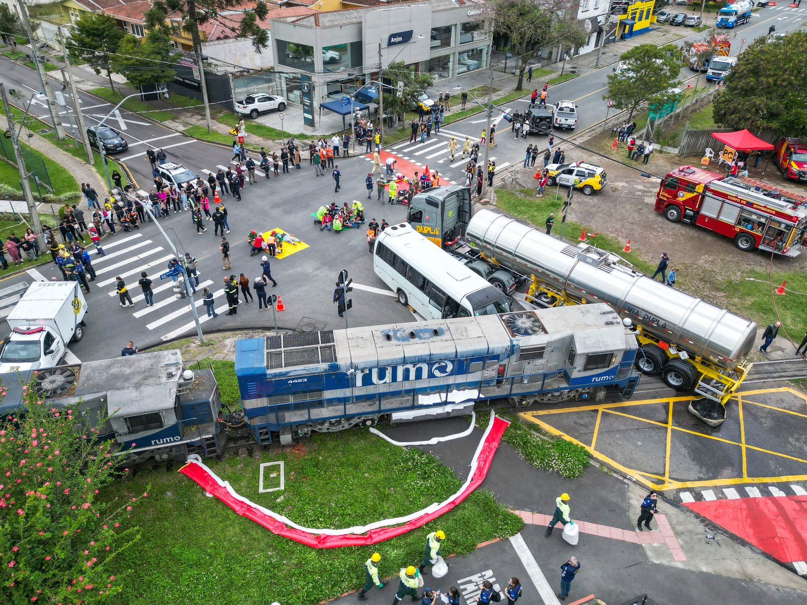 Acidente simulado entre trem, ônibus e caminhão testa bombeiros no capital