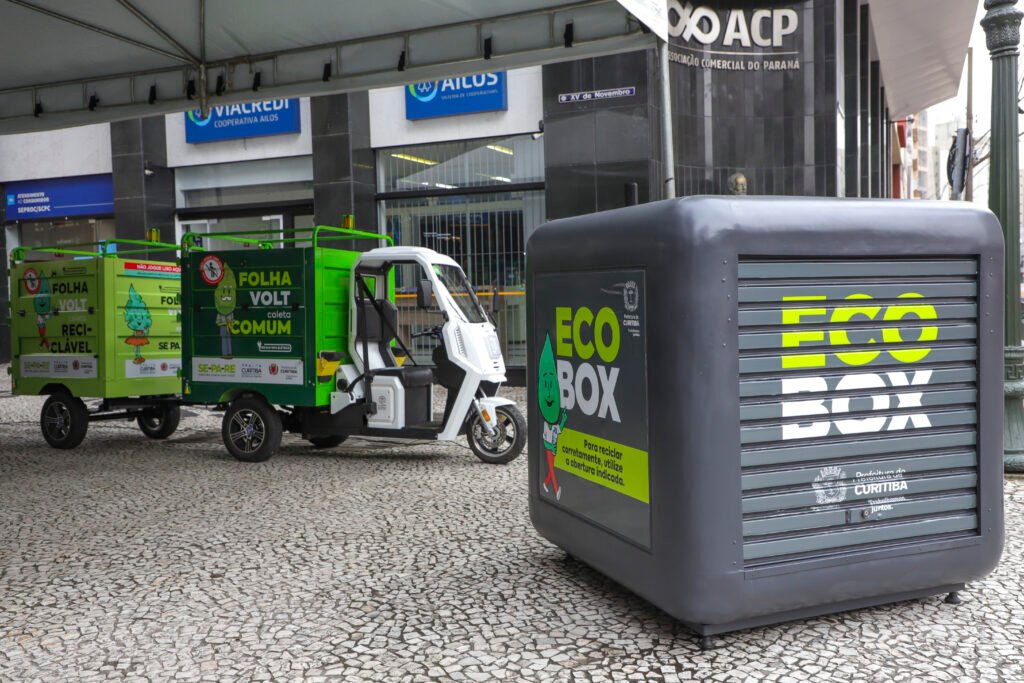Limpeza do centro de Curitiba ganha agilidade e menos barulho com nova frota de tuk-tuks elétricos