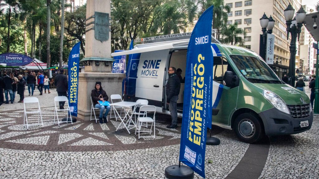 Ação em Curitiba aproxima trabalhadores de 4 mil vagas em um único dia