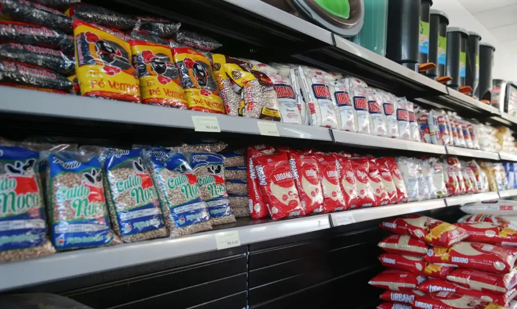 Comida mais cara: cesta básica engole 50% do salário mínimo do trabalhador em abril